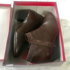 Dexflex Comfort Rue Regret ankle booties size 13W